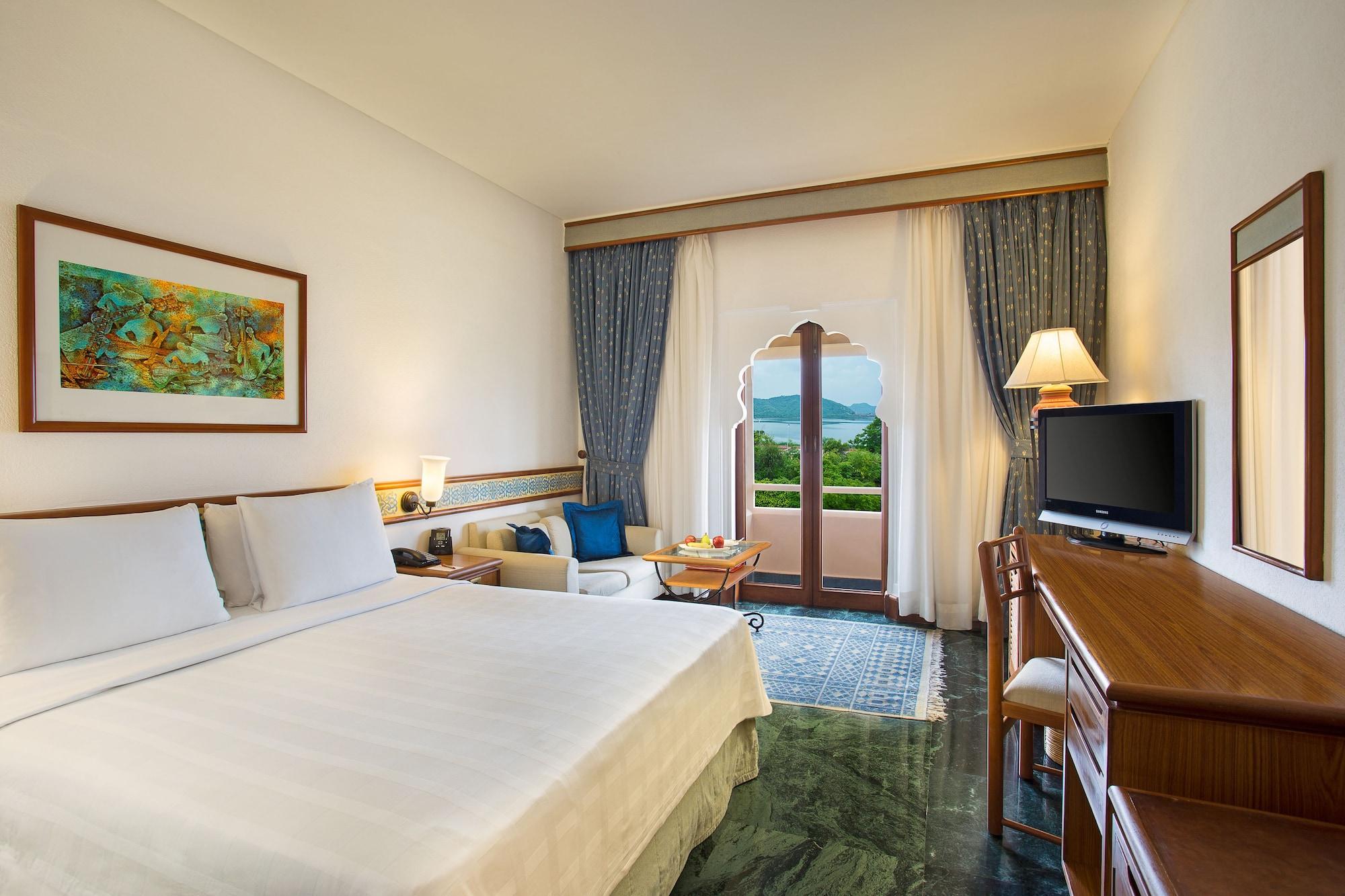 Trident Jaipur Hotel Exterior photo A room at the resort